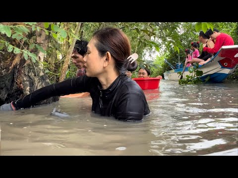 1619 / Đi mò ốc phát hiện da rắn lớn nằm ngay miệng hang