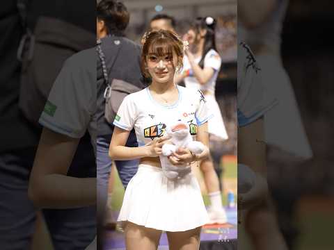 ぬいぐるみを大事そうに抱える李珠珢 (Lee Ju-Eun) 이주은 2025中華職棒明星對抗賽 Fubon Angels #台湾チア #cheerleader  2025/7/19【台湾チアTV】
