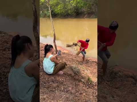 โยนก้อนหิน สามีนึกวาปลา #คลิปตลก #คลิปฮาฮา #คลิปขำขำ #hahaha #funny