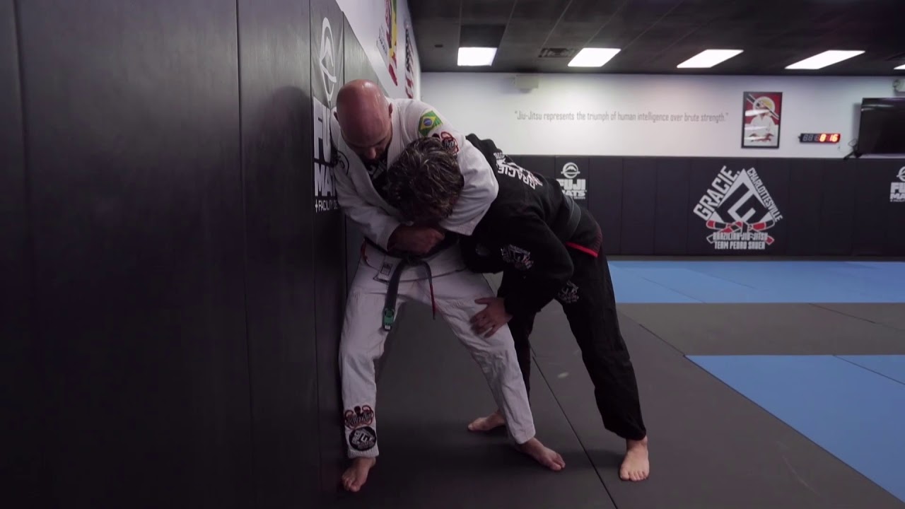 Headlock defense against a wall (attacker outside)