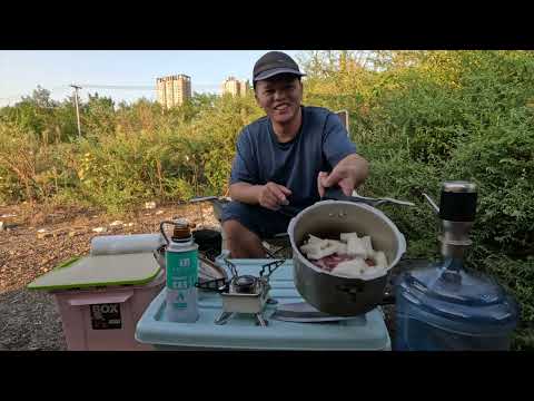 流浪在郊區生存，尋找食物的方法。煮上一頓美味的骨頭湯