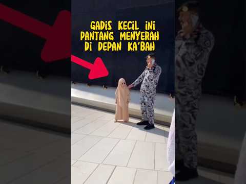 Gadis Kecil ini Pantang Menyerah di depan Ka'bah untuk mencium Hajar Aswad 😲👍
