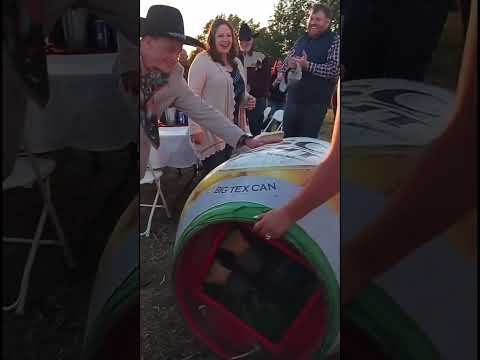 La sorpresa el novio benia adentro del barril gracias por suscríbete a mi canal de YouTube #fyp