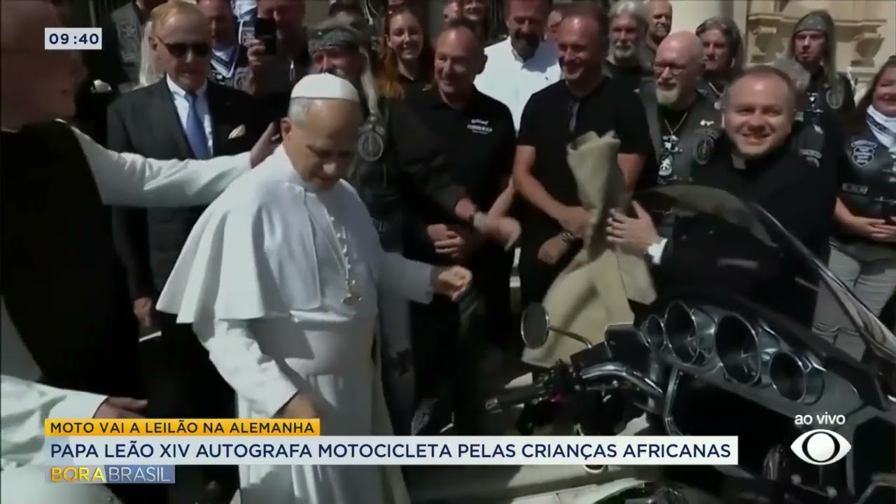 Papa Leão XIV autografa motocicleta pelas crianças africanas