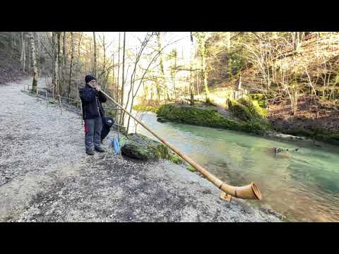 Рідкісна трембіта Alphorn ! Гра на дивовижному інструменті в каньйоні. Music in the canyon