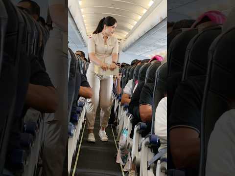 Pramugari Cantik Super Air Jet dalam Pesawat Saat Persiapan Mendarat di Bandara Tujuan