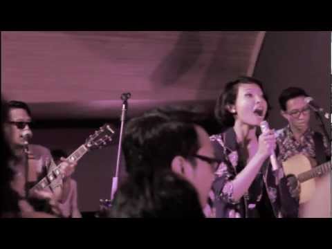 white-shoes-the-couples-company-selangkah-ke-seberang-suara-tujuh-nada-tour-at-maja-house-diaz-chesario