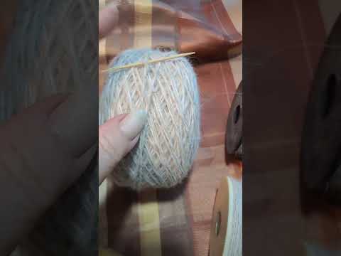 Пряла шерсть в одну ниточку ( тонко)и ссучиааю в две.
