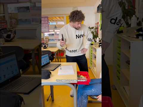Stiekem een telefoon in de klas en dan gebeurt er dit! 😱