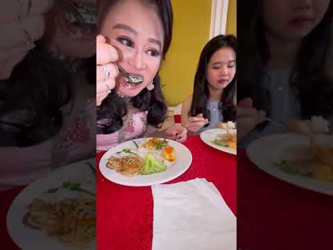 Apa aja yg aku makan di nikahan cici aku