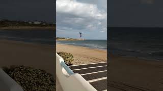 Surfen Punta Braccetto unserer Strand, hinten der Leuchtturm von Commissario Montalbano