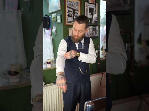 Was hat es mit den Ringen an Alex Arm auf sich? #ringe #barbershop #barber #bart #rasur