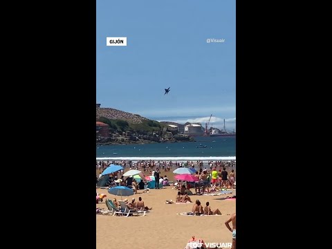 Un caza hace una maniobra anómala en una playa de Gijón #shorts