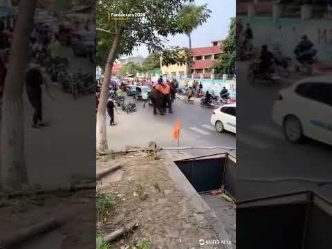 சாலையில் வாகனங்களை தாக்கிய யானை/Elephant attacks vehicles on road #shortsfeed #elephantattack #ai