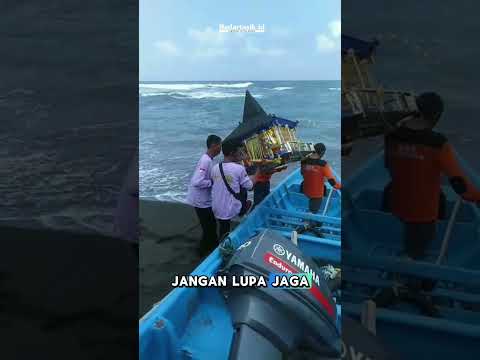 Acara Syukur Laut Nelayan di Pantai Pamoekan
