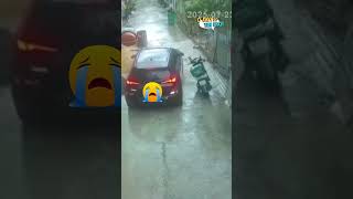 Lùi ô tô từ ngõ ra người phụ nữ quay lại xô đổ xe máy của shipper đang trú mưa trong nhà dân