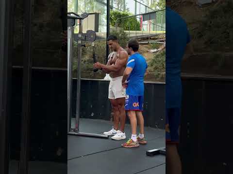 Le enseño hacer la extensión de triceps a este chico!