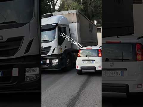 rischio di schiantarmi e una macchina decide di mettersi in mezzo strada