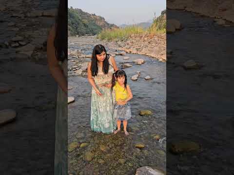 Ananya ki chappal pani mei beh gye