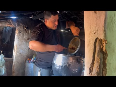 JOÃO FAZENDO UM MUNGUNZÁ SALGADO