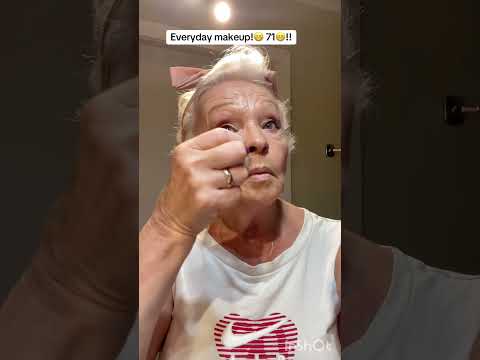 سيدة أجنبية كبيرة في السن تعمل ميك أب كامل بدون فرش!Foreign lady does full makeup without brushes