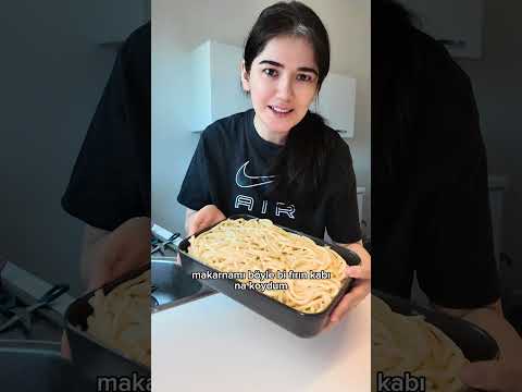 Öğle yemeği için makarnadan lazanya yaptım