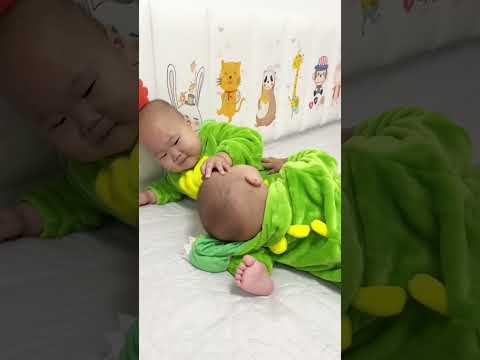 两只小捣蛋又来喽😄#人类幼崽 #两个皮夹克#cutebaby #funny #萌娃