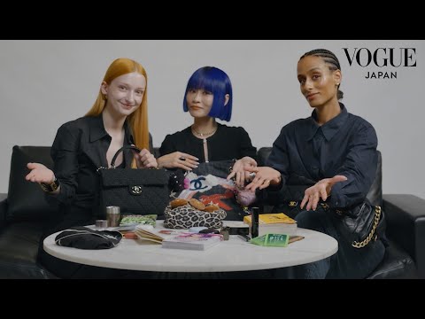 シャネルのメイクアップチーム“コメット コレクティヴ”のバッグの中身を拝見! | In The Bag | VOGUE JAPAN