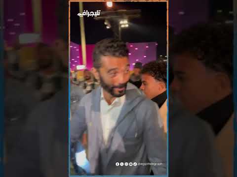 عنيا هتصور معاك بس الناس عايزاني.. خالد النبوي يتهرب من التصوير مع المعجبين في عرض فيلم ابنه نور