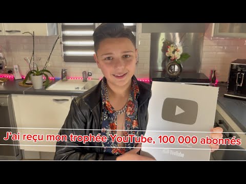 Achille vient d’avoir son trophée YouTube 100 000 abonnés 👍👍👍 youpi, les amis ￼￼