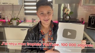 Achille vient d’avoir son trophée YouTube 100 000 abonnés 👍👍👍 youpi, les amis ￼￼