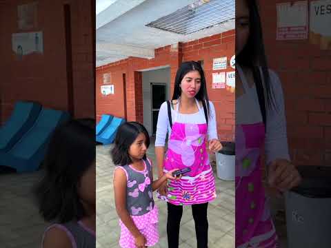 Niña malcriada rompe el teléfono de la hija de la empleada y miren lo que pasó 😱