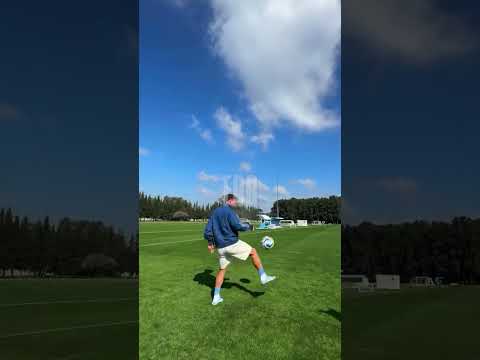 Mastantuono y Mac Allister bajaron una pelota desde el cielo