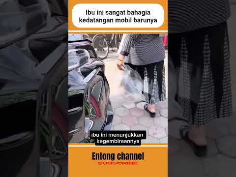 Begitu bahagianya ibu ini melepas plastik di mobil barunya #shorts