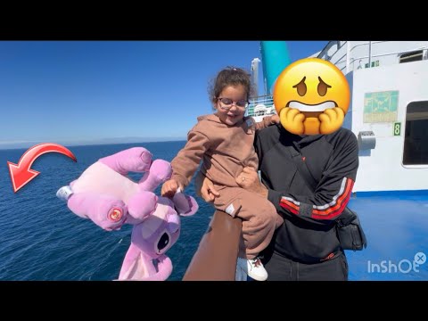 Amira veut jeter son Stitch dans la mer😩