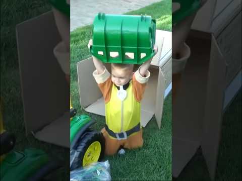 De kleine jongen koopt een nieuwe tractor! #shorts