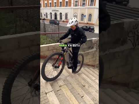 Jordi siempre apunto oara ayudarโฆ๐ ๐Con la bici de @bikeocasion #bike #mtb #ebike