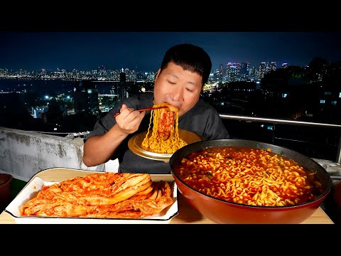 전망 좋기로 소문난 옥탑에서 라면 후루룩! (Hot instant noodles Mukbang on the rooftop) 요리&먹방!! - Mukbang eating show