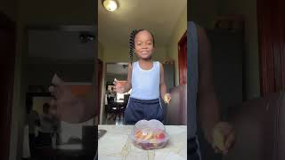 Mi bebé preparando su merienda 🥰