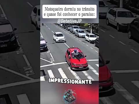 Será que o motoqueiro estava dormindo? 😱