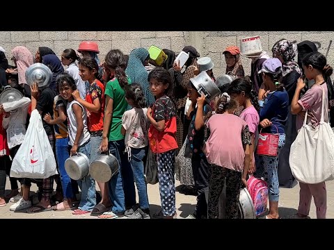 مواطنون جائعون ينتظرون الحصول على طعام مجاني في مخيم النصيرات وسط قطاع غزة