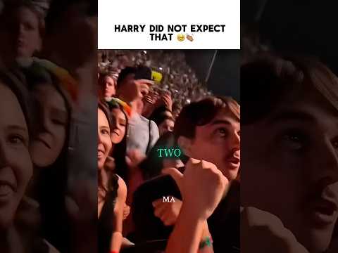 When a fan unexpectedly takes over the live performance 🥹