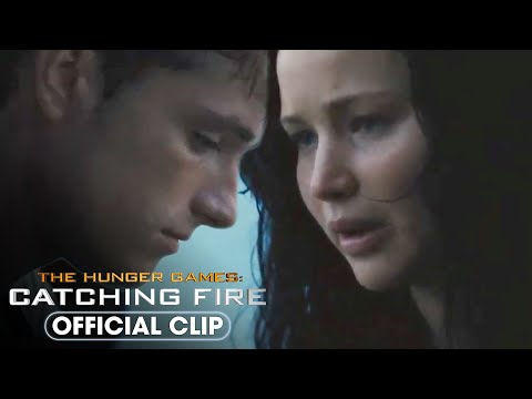 Katniss and Peeta Kiss On the Beach | The Hunger Games: Catching Fire