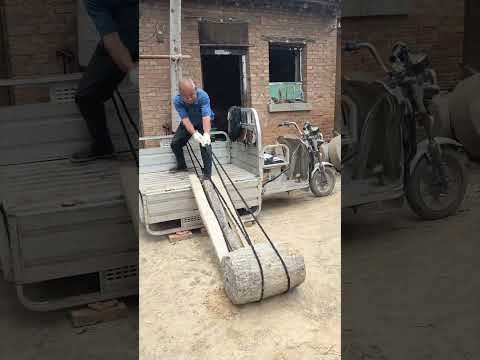 A massive stone roller weighing hundreds of catties loaded onto a tricycle 😂