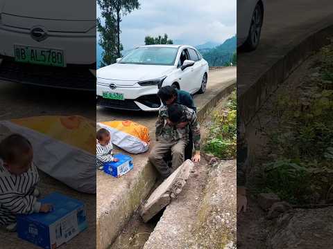 Man rescues father and son from drain #short #ytshort #trendingshort #viralshort #facts #new