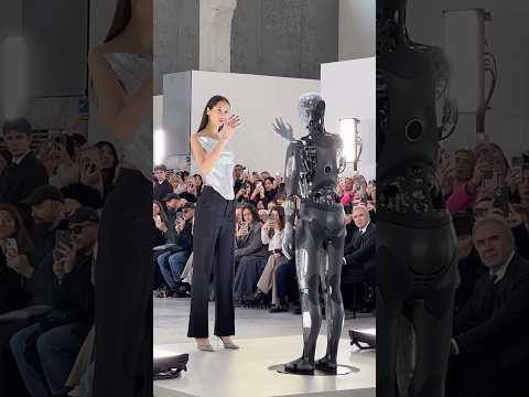 When fashion meets technology #fashion #model #yasminwijnaldum #shorts