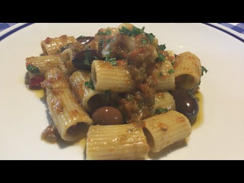 Pasta alla puttanesca con passata di peperoni (videoricetta n. 1176)