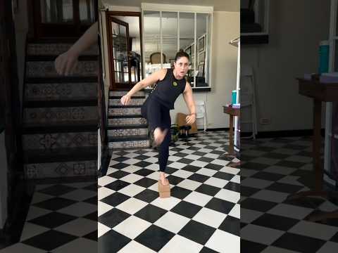 #kareenakapoorkhan challenging herself for balancing skills 🙌🏻 #filmykalakar