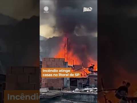 Incêndio atinge casas no litoral de SP #shorts