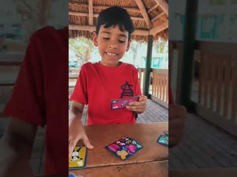 Jugando cartas en el parque #niñosgraciosos #niños #juegos